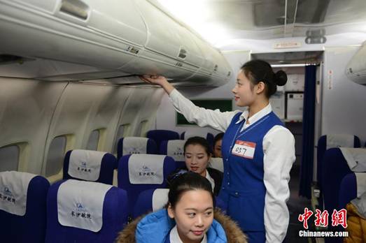 航空公司來(lái)湘招空姐 近兩百美女初試角逐