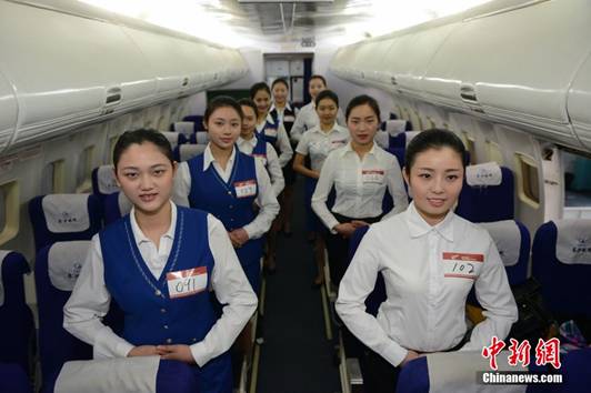 航空公司來(lái)湘招空姐 近兩百美女初試角逐