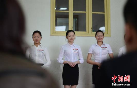 航空公司來(lái)湘招空姐 近兩百美女初試角逐