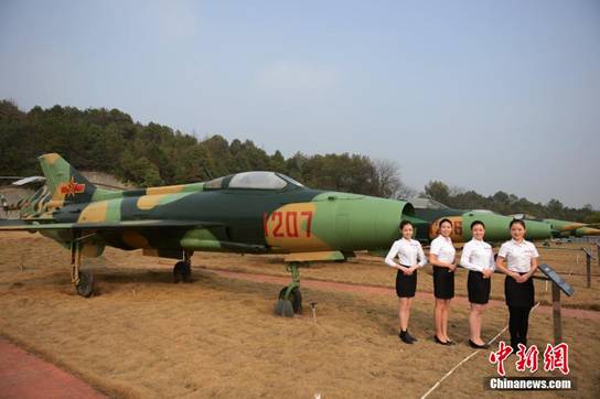 長沙一高?，F(xiàn)“戰(zhàn)斗機群” 美女學生機前合影