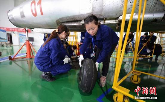長(zhǎng)沙一高校開學(xué) 女生首堂課修護(hù)戰(zhàn)斗機(jī)