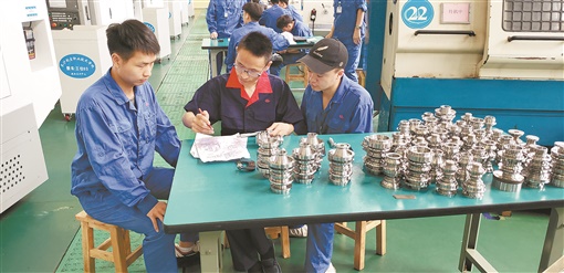 【湖南日?qǐng)?bào)】黃登紅：金牌教練有點(diǎn)“狠”