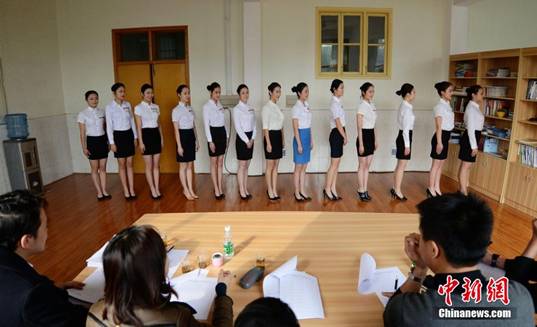 航空公司來(lái)湘招空姐 近兩百美女初試角逐
